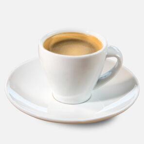 Schwarzer Kaffee in einer weißen Tasse