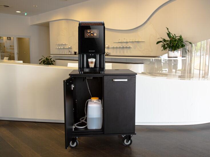 Kaffeevollautomat Wassertank im Schrank