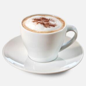 Cappuccino mit Kakao in einer weißen Tasse