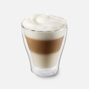 Ein Latte Macchiato in einem Doppelwandglas von Kaffee Partner