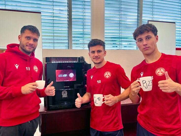 Fußballspieler des GAK-Teams genießen eine Kaffeepause mit einem Kaffeevollautomaten von Kaffee Partner
